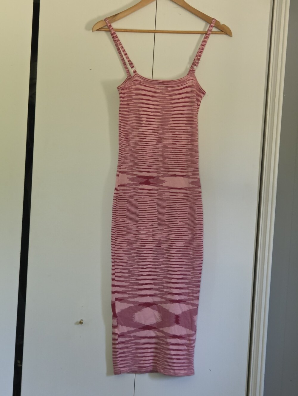 SNDYS. Pink Patterned Midi Bodycon Dress with Slim Straps - Picture 3 of 5